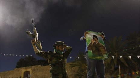Nhà Tổng thống Libya trúng tên lửa, Mỹ “sẽ trao” quyền chỉ huy cho Pháp-Anh - 1 Nhà Tổng thống Libya trúng tên lửa, Mỹ “sẽ trao” quyền chỉ huy cho Pháp-Anh - 1