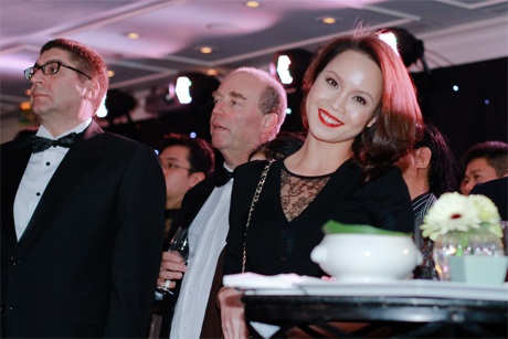 Á hậu Ngọc Oanh nổi bật với bờ môi đỏ - 10