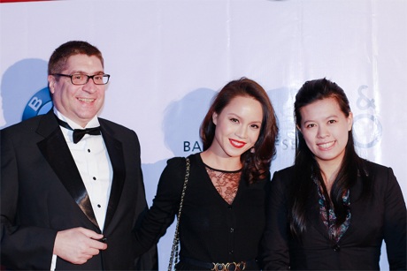 Á hậu Ngọc Oanh nổi bật với bờ môi đỏ - 6