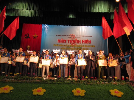 Tôn vinh khát vọng tuổi trẻ xứ Nghệ - 1 Tôn vinh khát vọng tuổi trẻ xứ Nghệ - 1