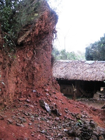 Huyện thờ ơ, doanh nghiệp khai thác đất bừa bãi - 2