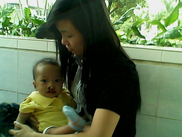 Bé Nhân Nghĩa đã gặp mẹ ruột - 1 Bé Nhân Nghĩa đã gặp mẹ ruột - 1