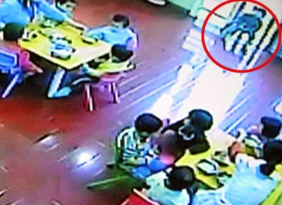 Lùm xùm chuyện bé trai 2 tuổi bị cô giáo buộc vào ghế - 1