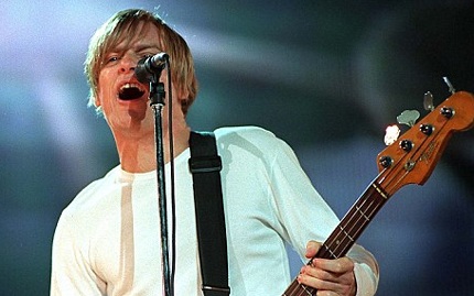 Ca sĩ Bryan Adams “bắt cá hai tay”? - 1