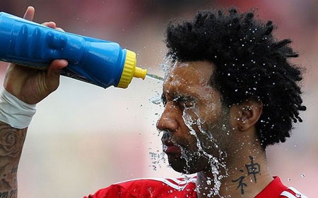 Những khoảnh khắc ấn tượng vòng 30 Ngoại hạng Anh - 10