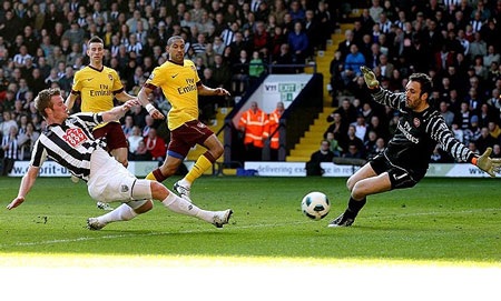 Những khoảnh khắc ấn tượng vòng 30 Ngoại hạng Anh - 12