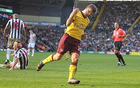 Những khoảnh khắc ấn tượng vòng 30 Ngoại hạng Anh - 13