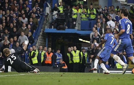 Những khoảnh khắc ấn tượng vòng 30 Ngoại hạng Anh - 4