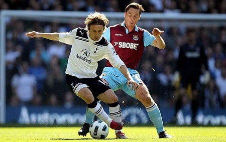 Những khoảnh khắc ấn tượng vòng 30 Ngoại hạng Anh - 8