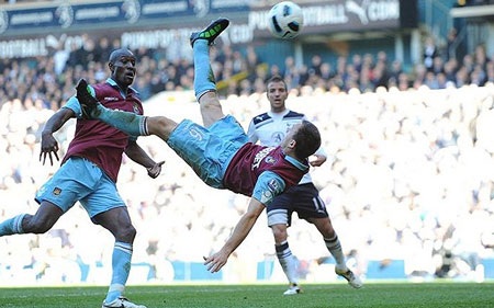 Những khoảnh khắc ấn tượng vòng 30 Ngoại hạng Anh - 9