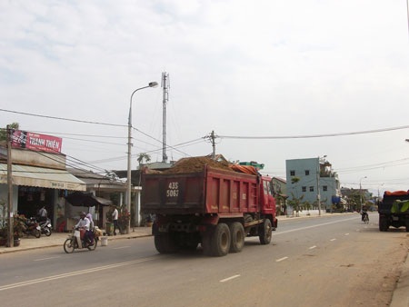 Khốn đốn với bụi đất và xe ben - 4 Khốn đốn với bụi đất và xe ben - 4