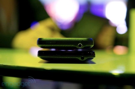 “Anh em” HTC EVO 3D và EVO 4G “đọ dáng” - 10