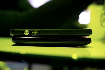 “Anh em” HTC EVO 3D và EVO 4G “đọ dáng” - 11