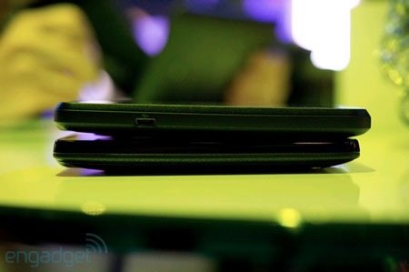 “Anh em” HTC EVO 3D và EVO 4G “đọ dáng” - 12