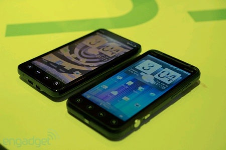 “Anh em” HTC EVO 3D và EVO 4G “đọ dáng” - 3