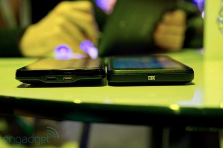 “Anh em” HTC EVO 3D và EVO 4G “đọ dáng” - 8