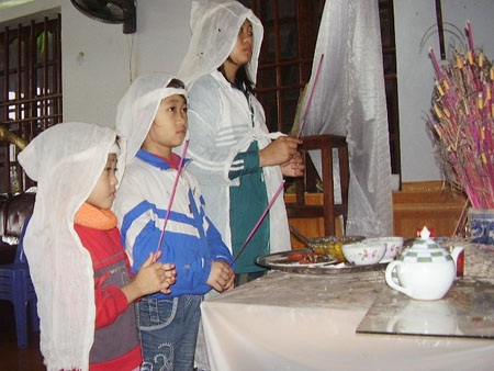 Ba đứa trẻ phút chốc mồ côi cả cha lẫn mẹ - 1