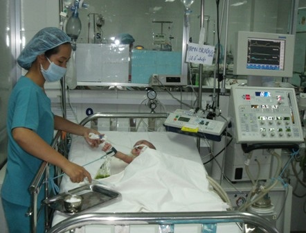 Cháu bé không có hậu môn đã được phẫu thuật - 1