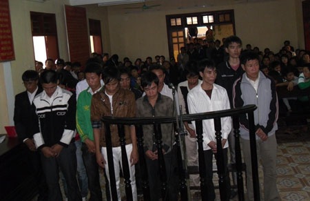 Hơn 25 năm tù cho các đối tượng đốt xe CSGT - 1