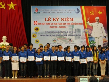 ĐH Đà Nẵng: Trao gần 100 suất học bổng đến sinh viên vượt khó, học giỏi - 1