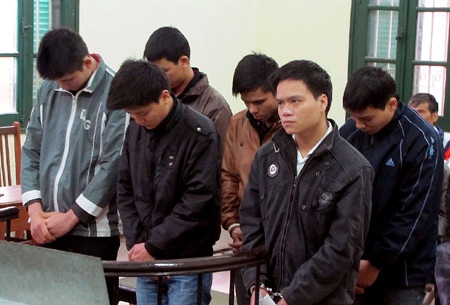 Nhóm sinh viên mua sim điện thoại để tiêu thụ tiền giả - 1 Nhóm sinh viên mua sim điện thoại để tiêu thụ tiền giả - 1