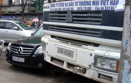Xe trộn bê tông “đè” xe con, tắc đường kéo dài - 2 Xe trộn bê tông “đè” xe con, tắc đường kéo dài - 2