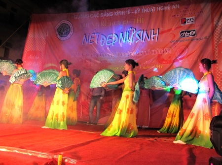 Nét đẹp nữ sinh trường CĐ Kinh tế kỹ thuật Nghệ An - 1