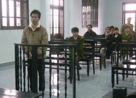 “Yêu râu xanh” lãnh án 11 năm tù về tội hiếp dâm, cướp tài sản - 1