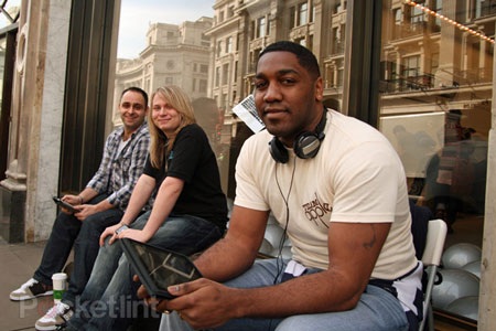 Motorola chế nhạo cảnh xếp hàng chờ mua iPad 2 - 3