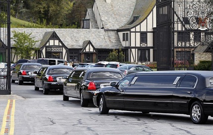 Con cháu đưa Elizabeth Taylor về nơi yên nghỉ - 5