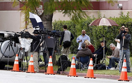 Con cháu đưa Elizabeth Taylor về nơi yên nghỉ - 6