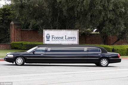 Con cháu đưa Elizabeth Taylor về nơi yên nghỉ - 2