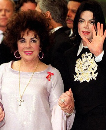 Con cháu đưa Elizabeth Taylor về nơi yên nghỉ - 3