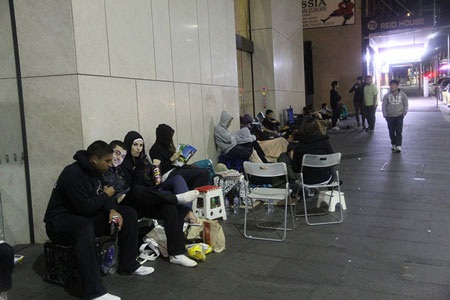 Motorola chế nhạo cảnh xếp hàng chờ mua iPad 2 - 1