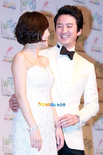 Nam diễn viên Jung Jun Ho cười hết cỡ trong ngày trọng đại - 13