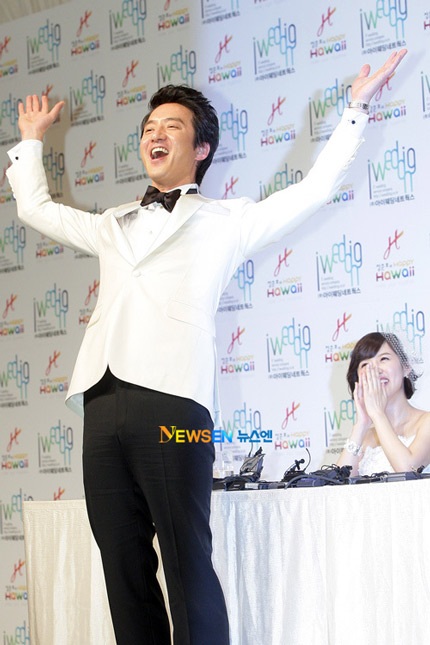 Nam diễn viên Jung Jun Ho cười hết cỡ trong ngày trọng đại - 7