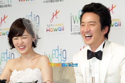 Nam diễn viên Jung Jun Ho cười hết cỡ trong ngày trọng đại - 10