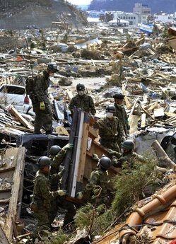 Nhật: Số người chết vượt 10.000, hơn 17.000 người mất tích - 1