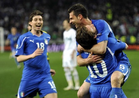 Tân binh gốc Brazil lập công, Italia vững ngôi đầu - 3