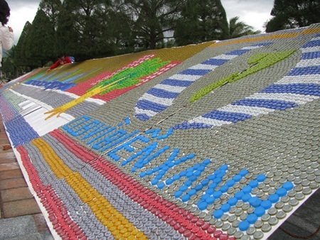 Bức tranh “khủng” làm từ 75.000 nắp chai - 1