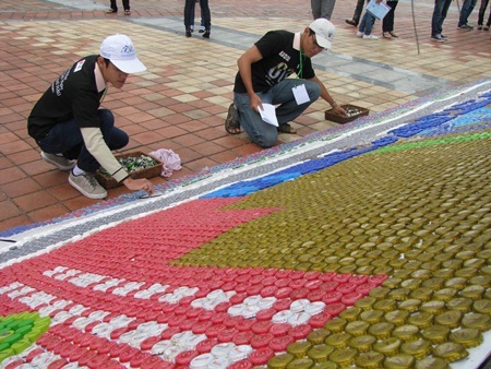 Bức tranh “khủng” làm từ 75.000 nắp chai - 3