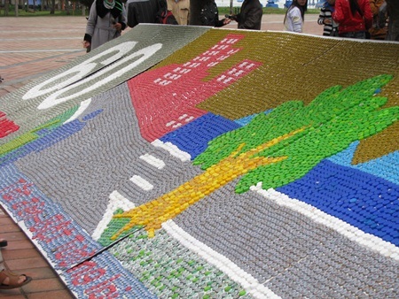 Bức tranh “khủng” làm từ 75.000 nắp chai - 6