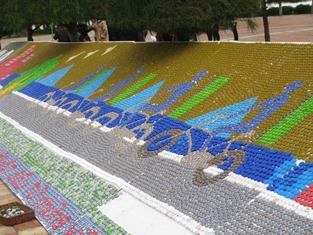 Bức tranh “khủng” làm từ 75.000 nắp chai - 5