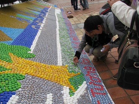 Bức tranh “khủng” làm từ 75.000 nắp chai - 8