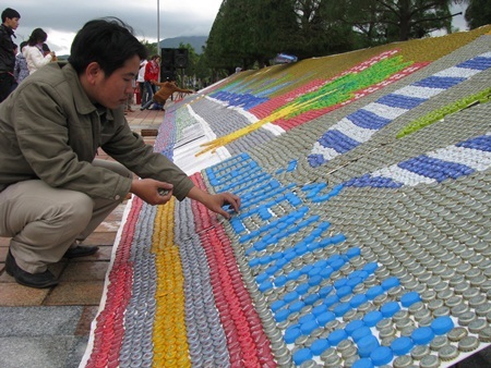 Bức tranh “khủng” làm từ 75.000 nắp chai - 4