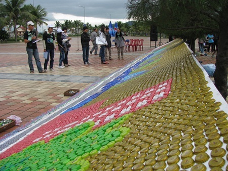 Bức tranh “khủng” làm từ 75.000 nắp chai - 2