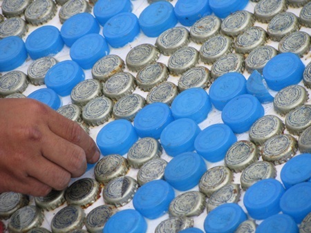 Bức tranh “khủng” làm từ 75.000 nắp chai - 9