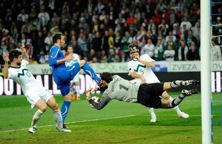 Tân binh gốc Brazil lập công, Italia vững ngôi đầu - 1