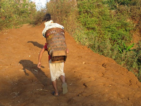 Những chiếc gùi “khổng lồ” trên lưng trẻ thơ - 1 Những chiếc gùi “khổng lồ” trên lưng trẻ thơ - 1