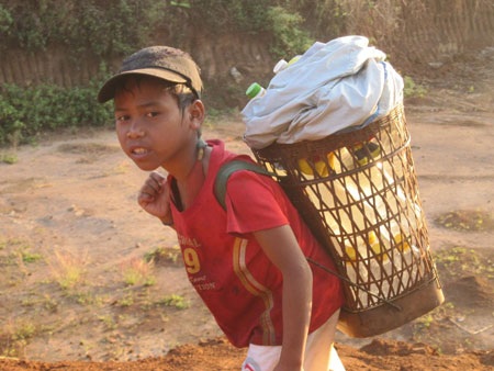 Những chiếc gùi “khổng lồ” trên lưng trẻ thơ - 3 Những chiếc gùi “khổng lồ” trên lưng trẻ thơ - 3